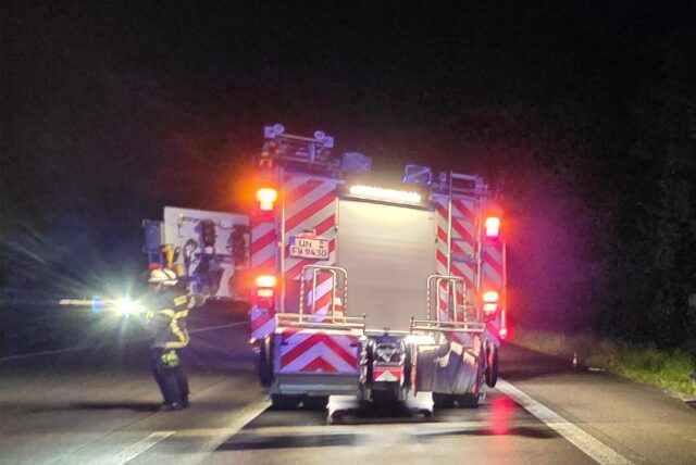 Ein Einsatzwagen der Feuerwehr steht auf dem rechten Fahrstreifen der A44.