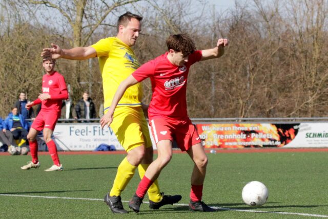 Dennis Närdemann (l.) vom SV Herbern III im Zweikampf.