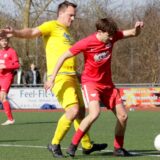 Dennis Närdemann (l.) vom SV Herbern III im Zweikampf.