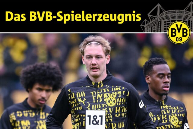 Julian Brandt stemmt die Hände in die Hüfte. Hinter ihm gehen Karim Adeyemi und Jamie Gittens über den Platz.