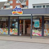 Drogeriemarkt am Willy-Brandt-Platz: Hier trat ein Unbekannter einen Hund.