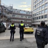 Polizisten stehen vor dem früheren Max-Planck-Institutsgebäude an der B1.