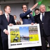 Hendrik Wüst (2.v.r, CDU), Ministerpräsident von Nordrhein-Westfalen, Volker Bouffier (r), Vorstand für besondere Aufgaben des DOSB, und Stephan Keller (CDU), Oberbürgermeister von Düsseldorf, halten ein Foto bei der Vorstellung des Konzepts einer Olympia-Bewerbung mit der Rhein-Ruhr-Region für die Olympischen Spiele.