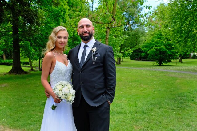 Sonia Grajewski und Cem Eroglu stehen nach ihrer Trauung im Erlbruchpark