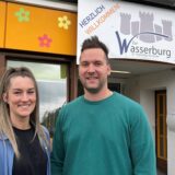 Denise und Kevin Apelt vor der Kita „Zur Wasserburg“ in Ostbüren