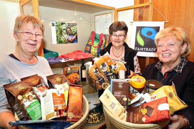 Christel Kieffer, Susanne Hänsch und Hilda Horn (v.l.) aus Fröndenberg tragen Körbe mit fair gehandelten Produkten.