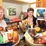 Christel Kieffer, Susanne Hänsch und Hilda Horn (v.l.) aus Fröndenberg tragen Körbe mit fair gehandelten Produkten.