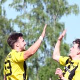 Zwei Spieler vom SuS Kaiserau schlagen mit den Händen ein.