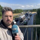 Reporter Stefan Schier steht auf einer Brücke über der A45 in Dortmund.