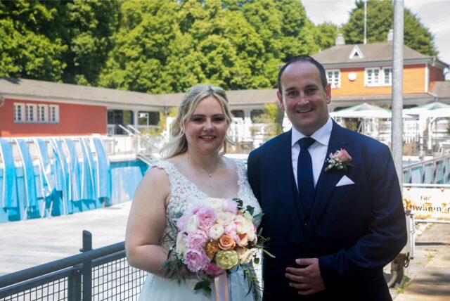 Lisa-Marie (geborene Notthoff) und Dominik Göbel feierten ihre standesamtliche Hochzeit im Parkbad Süd.
