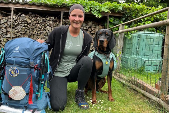 Bea von Schaewen und ihr Hund Milo aus Dortmund-Eving sind startklar für ihre Wanderung nach Rom – 2300 Kilometer.