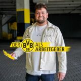 Barbato steht in den Katakomben des Signal Iduna Parks und hält ein Ticket in der Hand