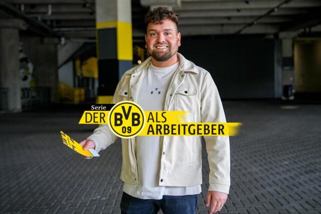 Barbato steht in den Katakomben des Signal Iduna Parks und hält ein Ticket in der Hand