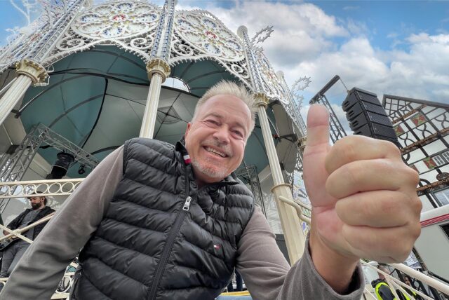 Auswanderer Klaus Grobler vor der Bühne auf dem Marktplatz in Unna zum Auftakt der Festa Italiana 2025 am 28. Mai.