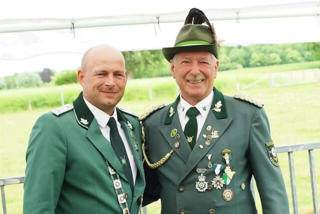 Franz Schulz (r.) steht auf dem Hof Linkamp in Bergkamen. Er ist der neue Kaiser der Schützen. Für die nächsten zwei Jahre werde er und seine Frau Anette regieren.