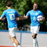 Zwei Brünninghausen-Spieler klatschen jubelnd ab.
