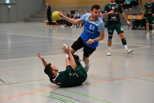 Jan Behler wirft auf das Tor.