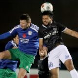 Zwei Spieler im Kopfballuell.
