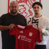 Badre El Yandouzi Arbaoui hält ein Trikot des Lüner SV in die Kamera.