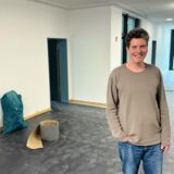 Schulleiter Heiko Hörmeyer steht im neuen Anbau des Gymnasiums an der Schweizer Allee in Dortmund-Aplerbeck.