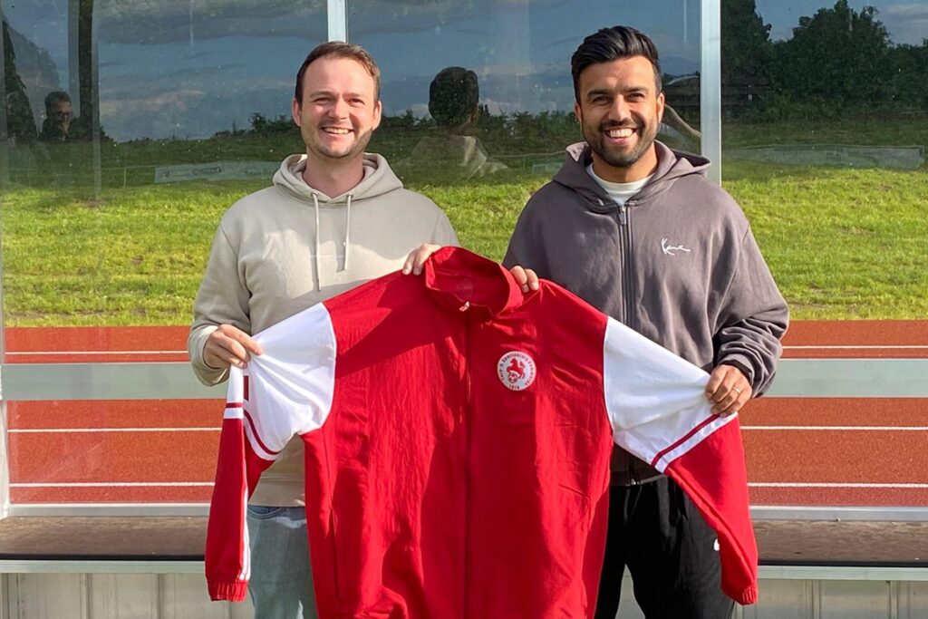 Philipp Timmermann (l.) und Gunal Chandihok halten ein Trikot. Philipp Timmermann (l.) und Gunal Chandihok halten ein Trikot.