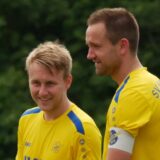 Spieler des SV Herbern warten auf den Halbzeit-Anpfiff.