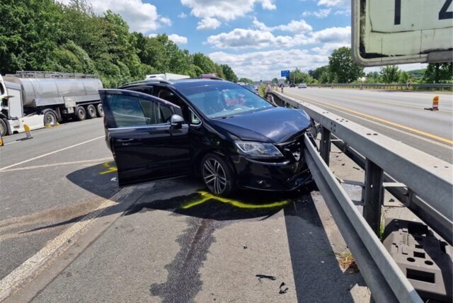 Bei einem Unfall am 30.5. auf der A1 bei Unna ist dieses Auto in eine Leitplanke gefahren.