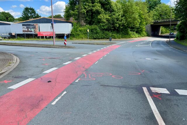 Autos fahren über die Kreuzung Werler Straße/Morgenstraße
