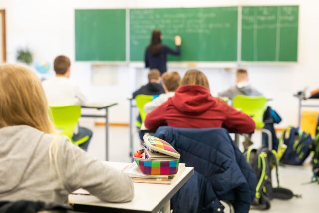 Schülerinnen und Schüler in einer Unterrichtsstunde.