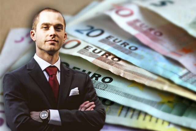 In einer Bildmontage steht ein Mann im Anzug mit verschränkten Armen vor aufgefächerten Geldscheinen