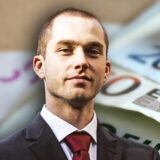 In einer Bildmontage steht ein Mann im Anzug mit verschränkten Armen vor aufgefächerten Geldscheinen