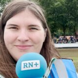 Reporterin Pauline Korte mit RN-Mikrofon.