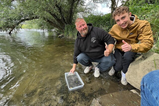 Jungaale werden vom ASV Vorsitzenden Sascha Pasternack und Jugendwart Hannes Bläsing ausgewildert.