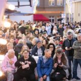 Viele Menschen sitzen bei der Festa Italiana 2025 in Unna auf Bänken.