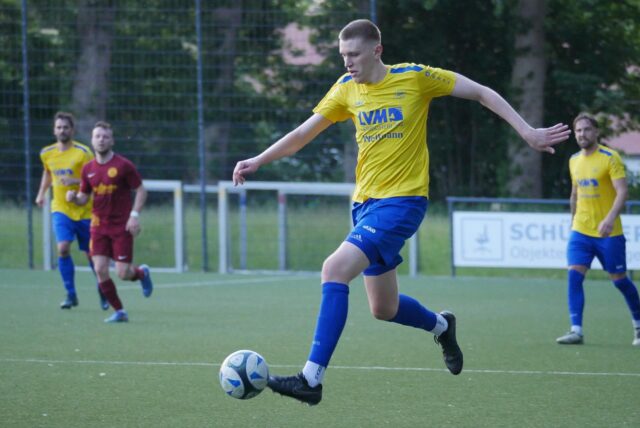 Leon Krampe vom SV Herbern hat den Ball am Fuß.