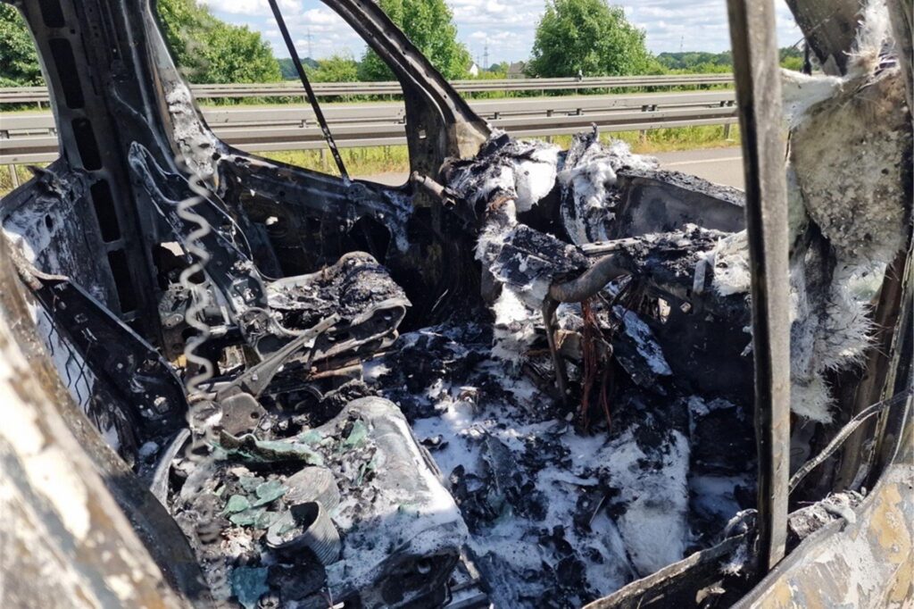 Der völlig ausgebrannte Transporter am Freitagnachmittag auf der A1 in Kamen. Der völlig ausgebrannte Transporter am Freitagnachmittag auf der A1 in Kamen.