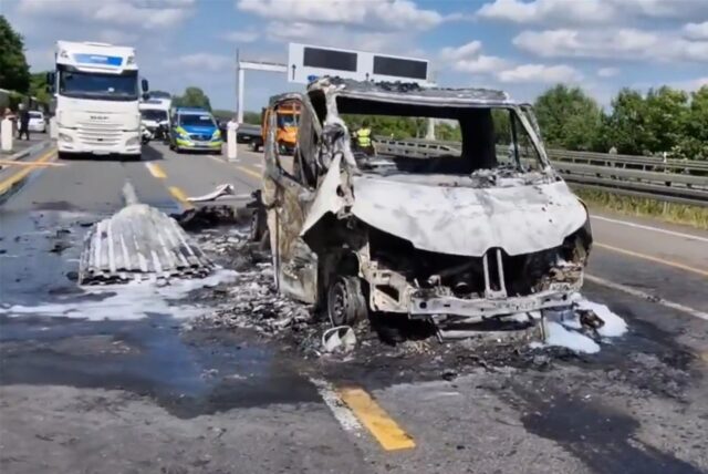 Die mittlere und die rechte Spur wurden durch den Brand des Transporters beschädigt.