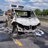 Die mittlere und die rechte Spur wurden durch den Brand des Transporters beschädigt.
