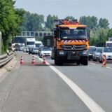Ein Fahrzeug der Autobahnmeisterei an der Engstelle zwischen Kamener Kreuz und Anschlussstelle Kamen-Zentrum.