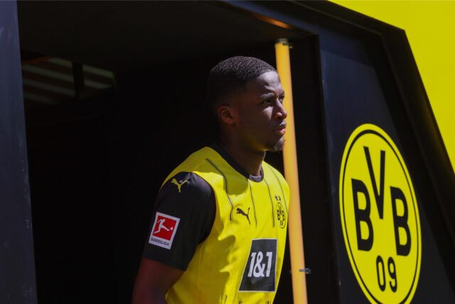 Soumaila Coulibaly kommt im Signal Iduna Park aus dem Spielertunnel.