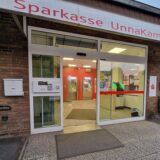 Die Sparkasse UnnaKamen in Kamen an der Ecke Märkische Straße/Bergstraße. Die Tür der Sparkassenfiliale an der Bergstraße stand am Samstagmorgen (31.5.) gegen 5 Uhr offen. Zuvor ist die Schutznebelanlage ausgelöst worden.