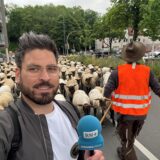 Ruhr Nachrichten-Reporter Stefan Schier steht vor der Schafherde, die durch Dortmund zieht.