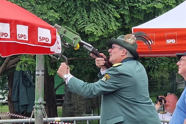 Heinz-Wilhelm Spier legt auf dem Holzvogel Friedhelm an.