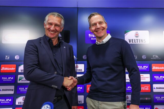 Freut sich auf seine neue Aufgabe auf Schalke: Frank Baumann mit Aufsichtsrats-Chef Axel Hefer.