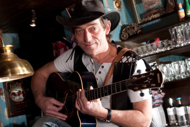 Rainer Migenda mit Gitarre