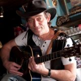 Rainer Migenda mit Gitarre