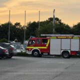 Ein Feuerwehrfahrzeug der Freiwilligen Feuerwehr Bergkamen steht in der Marina Rünthe.