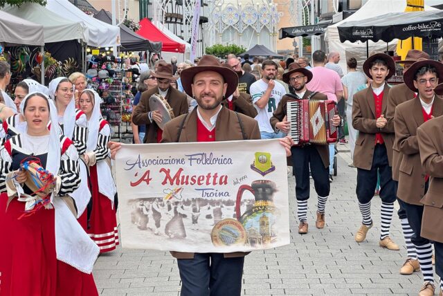 Die Festa Italiana in Unna: Lichterbögen und Besuchermassen auf der Massener Straße.