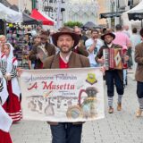 Die Festa Italiana in Unna: Lichterbögen und Besuchermassen auf der Massener Straße.