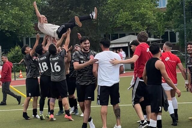 Spieler vom TSC Kamen lassen den Trainer hochleben.